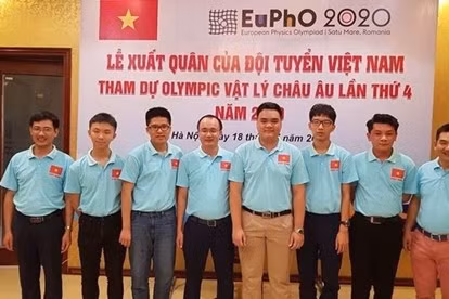 Thành viên đội tuyển Olympic Vật lý quốc tế và các Huấn luyện viên.