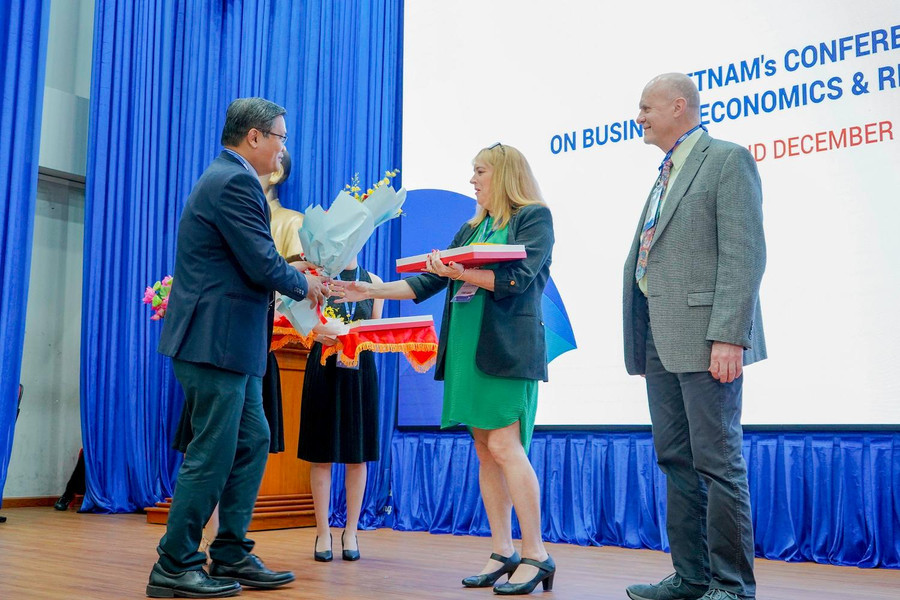 GS Nguyễn Minh Hà, Hiệu trưởng Trường ĐH Mở TPHCM tặng hoa cho các diễn giả. GS Nguyễn Minh Hà, Hiệu trưởng Trường ĐH Mở TPHCM tặng hoa cho các diễn giả.
