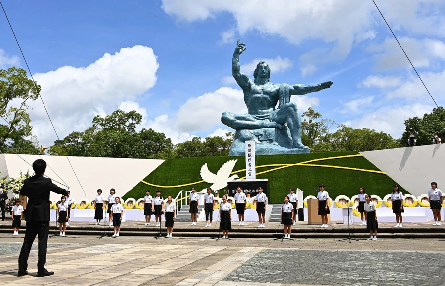 Các học sinh trình diễn trước đài tưởng niệm các nạn nhân thiệt mạng vì bom nguyên tử của Nagasaki, ngày 9/8/2020. Ảnh: AFP