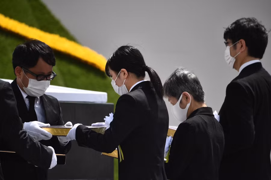 Cuốn sổ ghi lại tên toàn bộ nạn nhân trong thảm họa bom nguyên tử Nagasaki. Ảnh: AFP