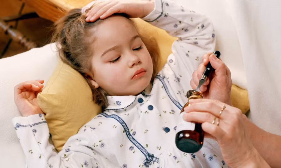 Nếu trẻ có dấu hiệu mệt mỏi, cha mẹ nên để con ở nhà. Ảnh minh họa.