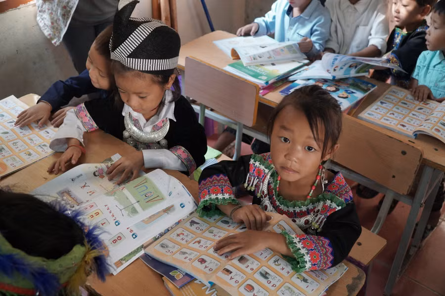 Học sinh lớp 1 (Trường Tiểu học Nậm Cắn 1) háo hức với sách giáo khoa mới.