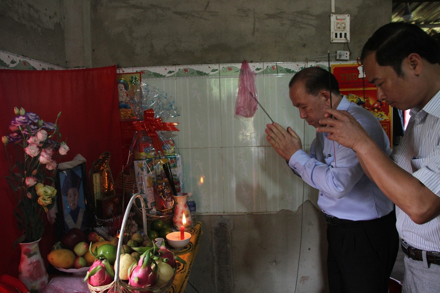 Đoàn công tác của Bộ GD&ĐT thắp nén nhang cho em Đông