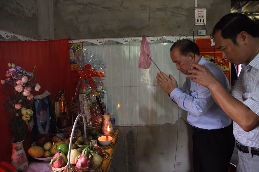 Đoàn công tác của Bộ GD&ĐT thắp nén nhang cho em Đông