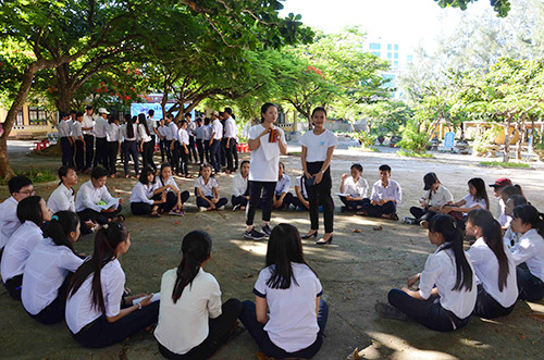 Khoảng hơn 130học sinh khối lớp 10 và 11 trường THPT Lý Sơn tham gia dự án. Ảnh:Thạch Thảo. : Khoảng hơn 130 em học sinh khối lớp 10 và 11 Trường THPT Lý Sơn tham gia dự án. Ảnh: Thạch Thảo.