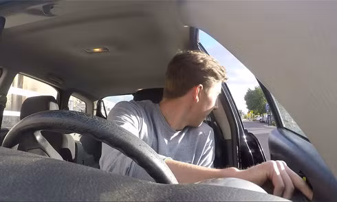 Mở cửa kiểu"Dutch Reach" để quan sát tốt hơn về phía sau.