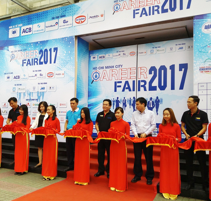 Các đại biểu cùng ban tổ chức tiến hành cắt băng khai mạc ngày hội nghề nghiệp 2017 Các đại biểu cùng ban tổ chức tiến hành cắt băng khai mạc ngày hội nghề nghiệp 2017
