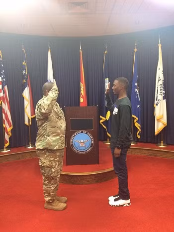 khong-doc-phat-bieu-tot-nghiep-truong-soan-san-nam-sinh-my-bi-giu-bang-1