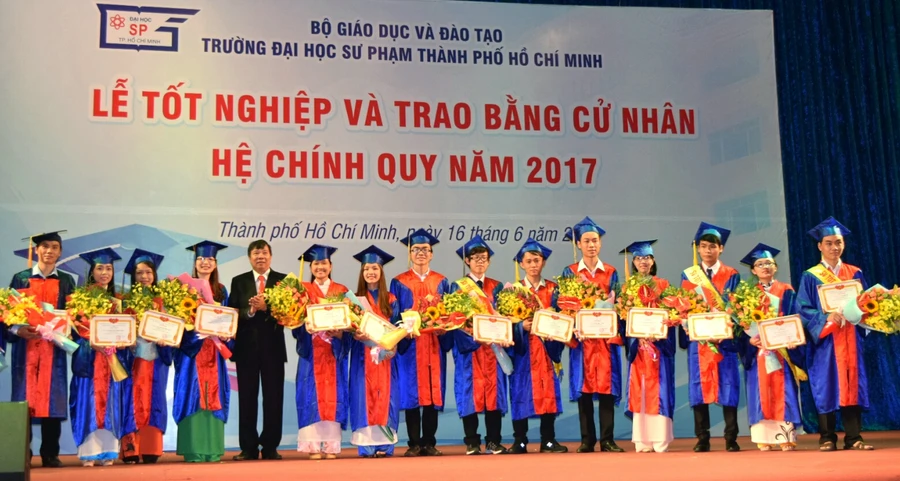 Những sinh viên tốt nghiệp Thủ khoa toàn khóa học vinh dự nhận bằng khen từ PGS.TS Nguyễn Kim Hồng- Hiệu trưởng nhà trường