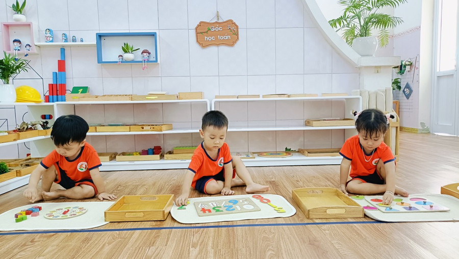 Trẻ rất say mê tham gia các hoạt động góc trên lớp nhờ sự bố trí khoa học, hướng dẫn tỉ mỉ từ cô giáo. Trẻ rất say mê tham gia các hoạt động góc trên lớp nhờ sự bố trí khoa học, hướng dẫn tỉ mỉ từ cô giáo.