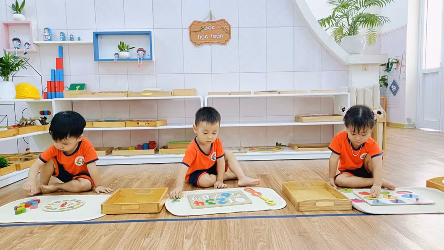 Trẻ rất say mê tham gia các hoạt động góc trên lớp nhờ sự bố trí khoa học, hướng dẫn tỉ mỉ từ cô giáo.