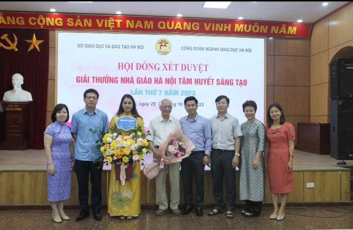 Cô Nguyễn Thị Thu Hà (thứ 3 từ trái sang) lọt vào vòng chung khảo giải thưởng "Nhà giáo Hà Nội tâm huyết, sáng tạo" năm 2023. Cô Nguyễn Thị Thu Hà (thứ 3 từ trái sang) lọt vào vòng chung khảo giải thưởng "Nhà giáo Hà Nội tâm huyết, sáng tạo" năm 2023.