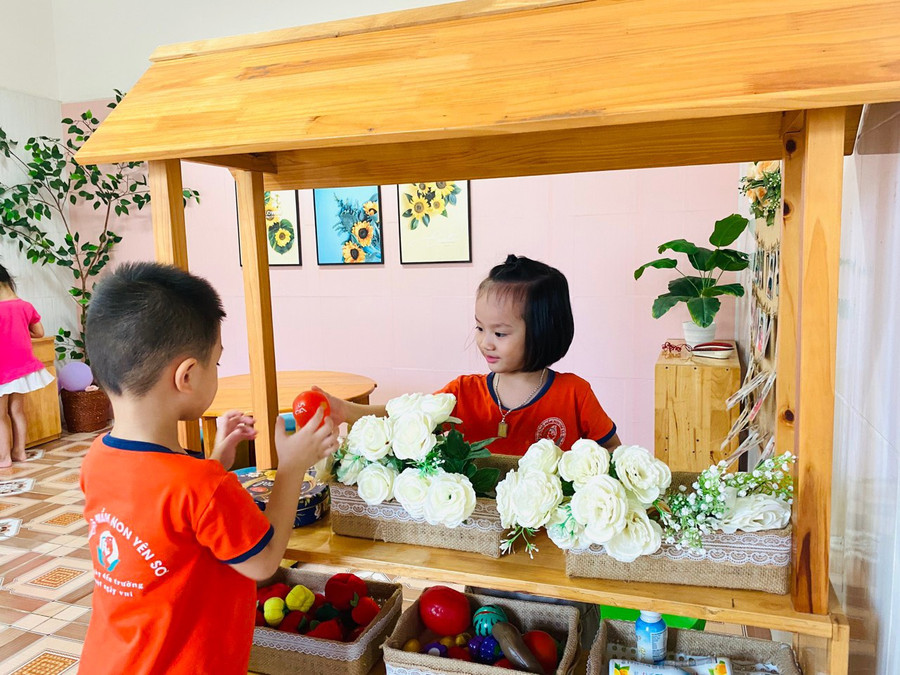 Trẻ được tham gia các hoạt động góc hấp dẫn trên lớp nhờ sự chuẩn bị công phu của các cô. Trẻ được tham gia các hoạt động góc hấp dẫn trên lớp nhờ sự chuẩn bị công phu của các cô.