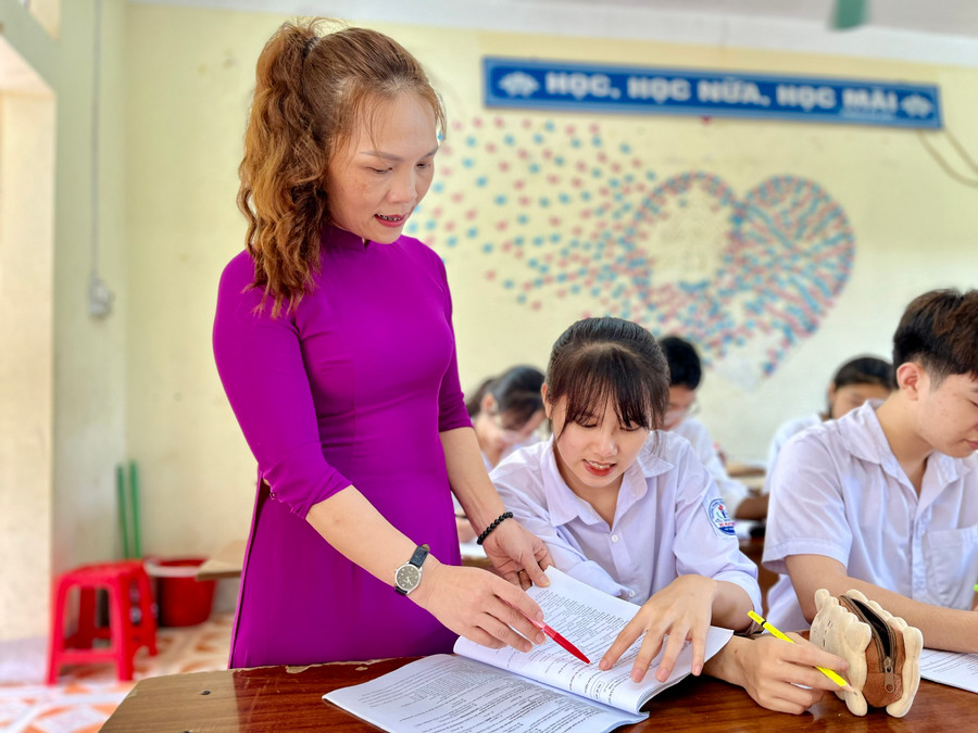 Cô Phạm Thị Liên, giáo viên Tiếng Anh Trường THPT Vị Xuyên, Hà Giang trong một giờ lên lớp. Cô Phạm Thị Liên, giáo viên Tiếng Anh Trường THPT Vị Xuyên, Hà Giang trong một giờ lên lớp.