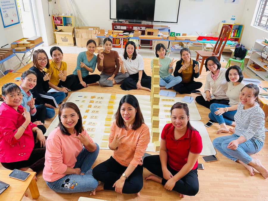 Cán bộ, giáo viên nhà trường thường xuyên bồi dưỡng chuyên môn để tự nâng cao nghiệp vụ. Cán bộ, giáo viên nhà trường thường xuyên bồi dưỡng chuyên môn để tự nâng cao nghiệp vụ.