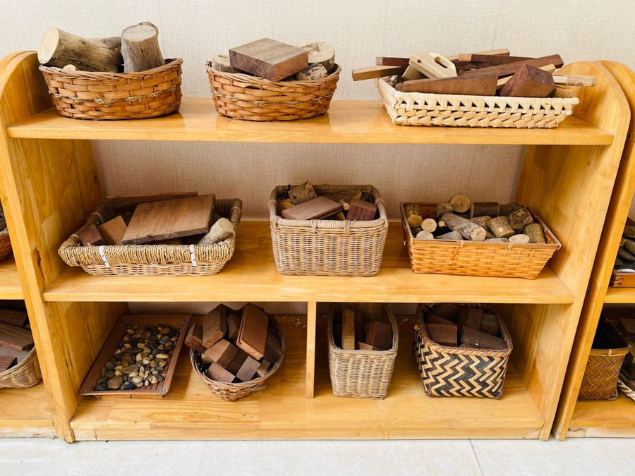 Các đồ dùng bằng vật liệu sẵn có tại địa phương được cô giáo và phụ huynh chuẩn bị cho các con. Các đồ dùng bằng vật liệu sẵn có tại địa phương được cô giáo và phụ huynh chuẩn bị cho các con.