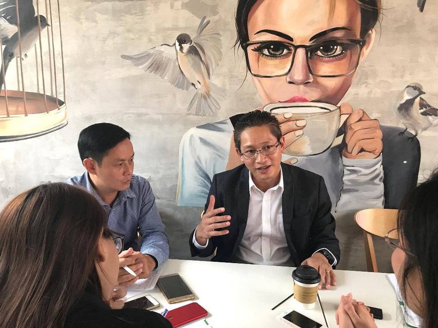 Ông Vũ Minh Trí đang nói chuyện với phóng viên về định hướng xây dựng HIU thành HIU 4.0 Ông Vũ Minh Trí đang nói chuyện với phóng viên về định hướng xây dựng HIU thành HIU 4.0