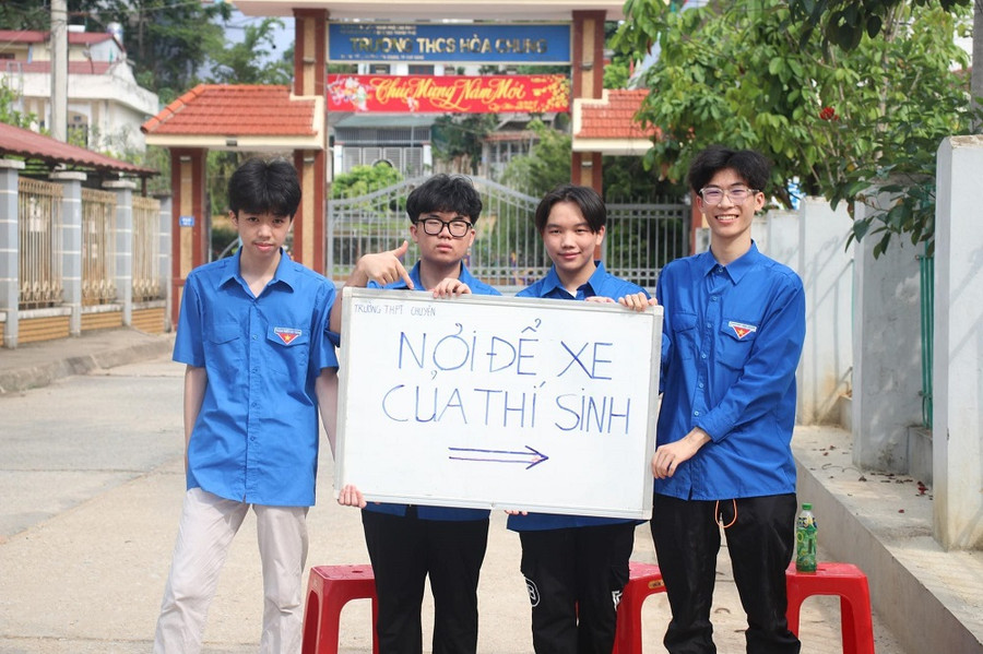Lực lượng tình nguyện viên sẵn sàng hỗ trợ thí sinh và người nhà trong suốt quá trình diễn ra kỳ thi. Lực lượng tình nguyện viên sẵn sàng hỗ trợ thí sinh và người nhà trong suốt quá trình diễn ra kỳ thi.