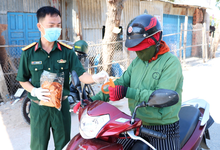 Ban chỉ huy quân sự huyện Thuận Nam phát khẩu trang miễn phí cho người dân. (Ảnh: Ý Thảo).