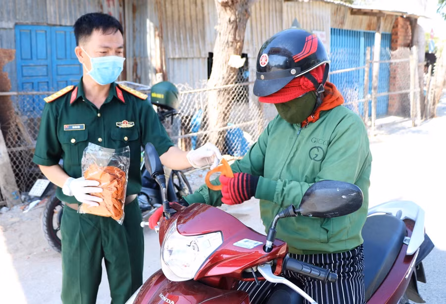 Ban chỉ huy quân sự huyện Thuận Nam phát khẩu trang miễn phí cho người dân. (Ảnh: Ý Thảo).