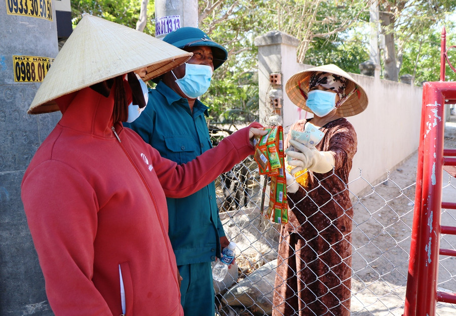 Dầu gội đầu hết, bà con thôn Văn Lâm 3 nhờ người bên ngoài mua giúp để sử dụng hằng ngày. (Ảnh: Ý Thảo)