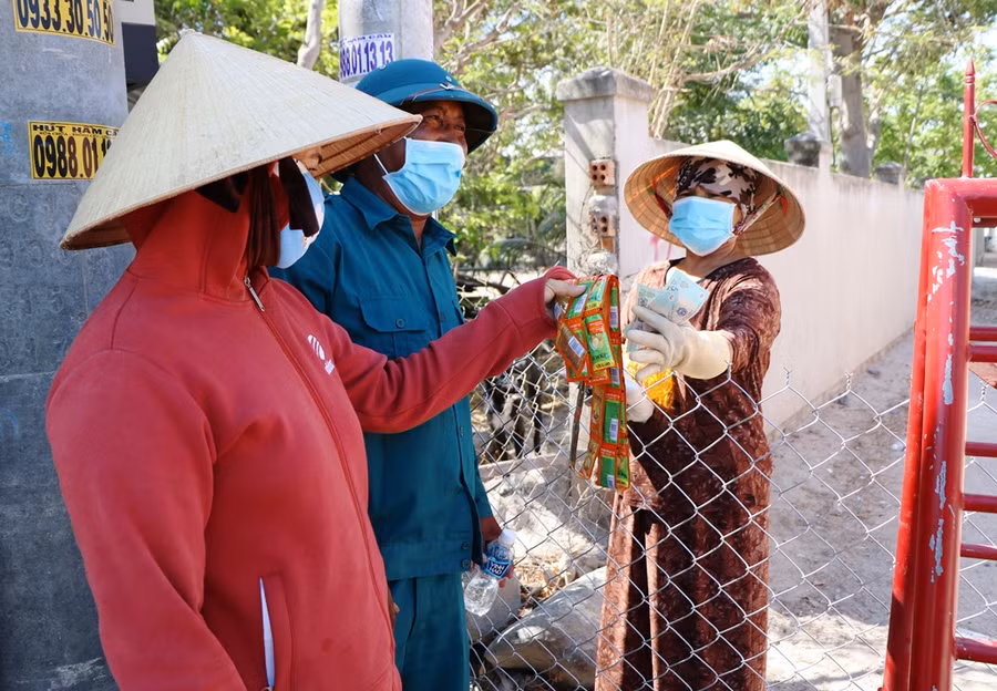 Dầu gội đầu hết, bà con thôn Văn Lâm 3 nhờ người bên ngoài mua giúp để sử dụng hằng ngày. (Ảnh: Ý Thảo)
