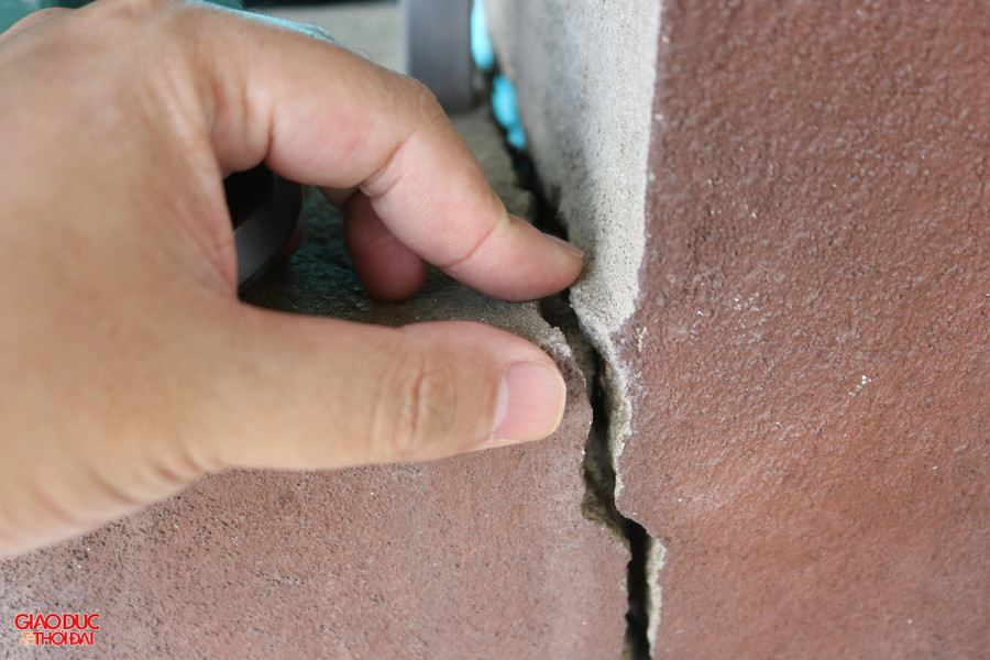 Ở một số vị trí vết nứt rộng gần bằng ngón tay út, kéo dài cả mét. Ảnh: Phạm Tâm Ở một số vị trí vết nứt rộng gần bằng ngón tay út, kéo dài cả mét. Ảnh: Phạm Tâm