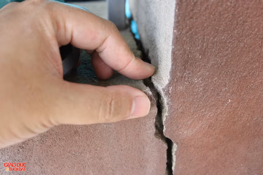 Ở một số vị trí vết nứt rộng gần bằng ngón tay út, kéo dài cả mét. Ảnh: Phạm Tâm