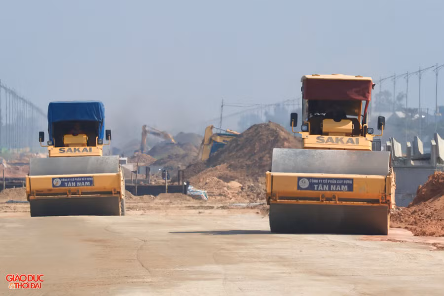 Thi công dự án đại lộ Vinh - Cửa Lò đoạn 2. (Ảnh: Phạm Tâm)