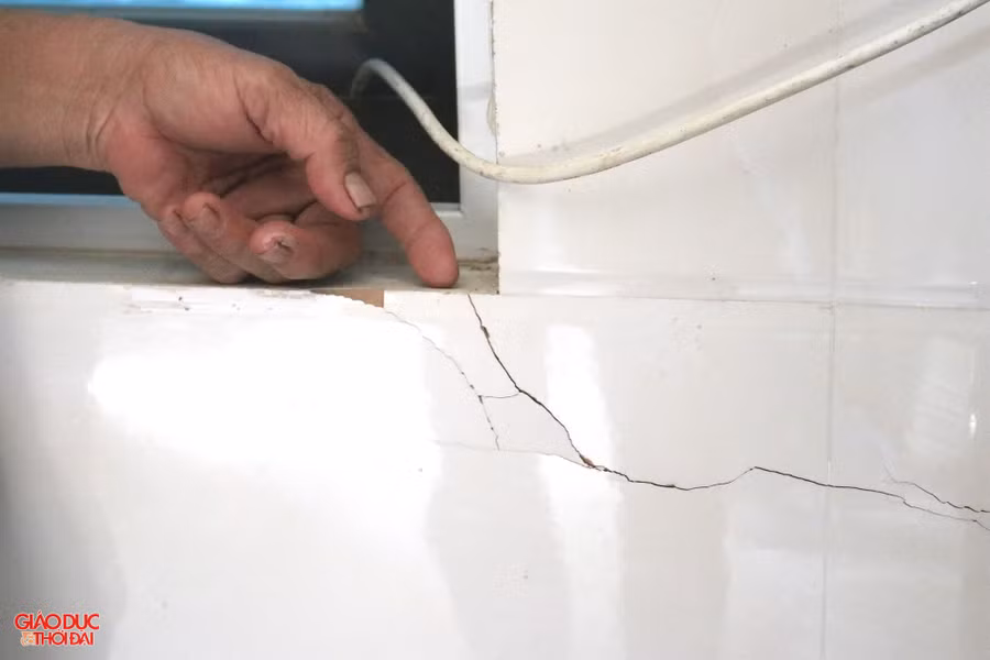 Vết nứt trên tường nhà ông Vương Văn Long (huyện Nghi Lộc, Nghệ An). Ảnh: Phạm Tâm.