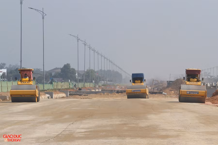 Nhiều máy lu tập trung làm việc tại một khu vực khiến nền đất rung động mạnh, người dân ở cách đó cả trăm mét vẫn cảm nhận được rõ rệt. Ảnh: Phạm Tâm.