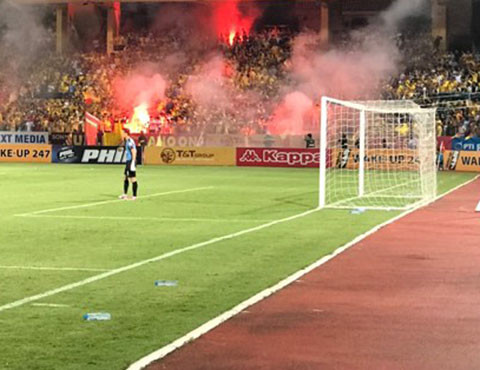 CĐV đội khách liên tục đốt pháo sáng, ném xuống sân khá phản cảm.