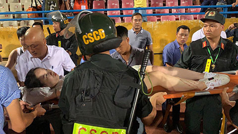 Một khán giả ngồi khán đài A sân Hàng Đẫy bị thương phải đưa vào bệnh viện.