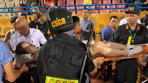 Một khán giả ngồi khán đài A sân Hàng Đẫy bị thương phải đưa vào bệnh viện.