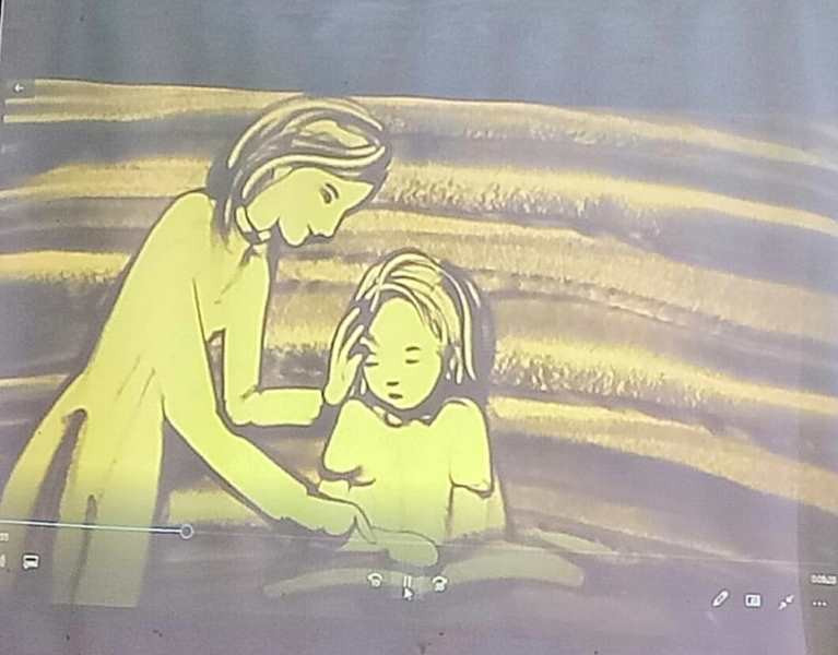 Cô giáo Nguyễn Thị Xuân Hương - Trường Tiểu học Thạch Đài khắc họa lại hình ảnh cô giáo như mẹ hiền trong tác phẩm của mình.