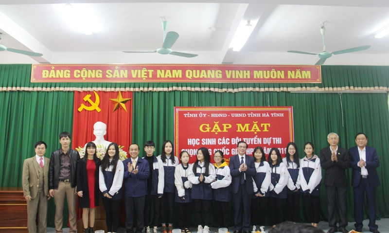 Lãnh đạo tỉnh, Sở GD&ĐT, trường Chuyên Hà Tĩnh chúc mừng các em.