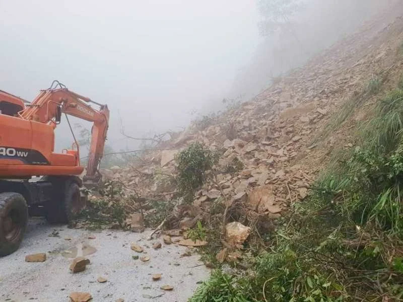  Sạt lở ở gần cầu eo Cô Gái.