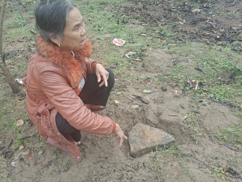 Một hòn đá lớn bay vào vườn nhà dân sau khi DN mỏ đá thực hiện kích nổ đá. Một hòn đá lớn bay vào vườn nhà dân sau khi DN mỏ đá thực hiện kích nổ đá.