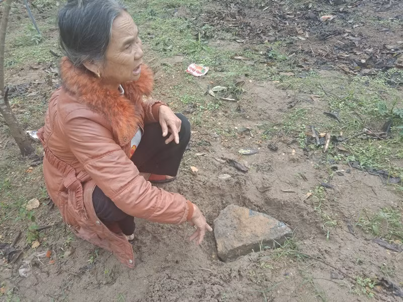 Một hòn đá lớn bay vào vườn nhà dân sau khi DN mỏ đá thực hiện kích nổ đá.