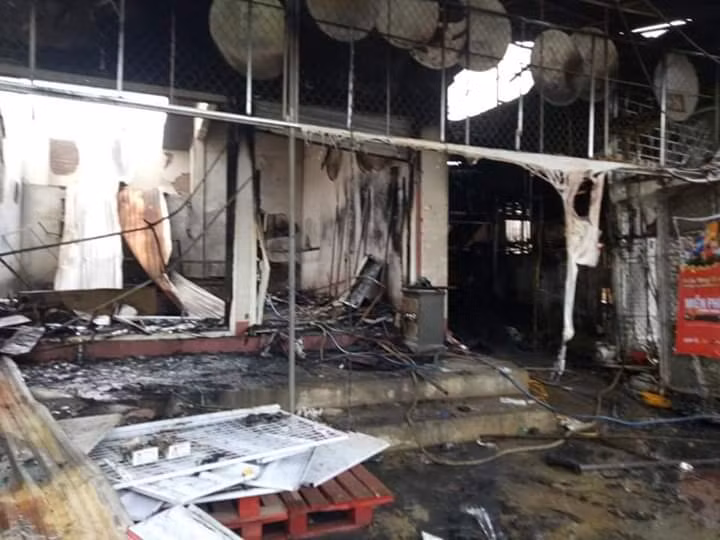 Thiêu rụi toàn bộ tài sản.