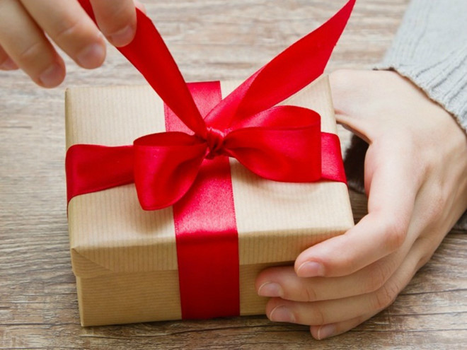 Nghiêm cấm tặng quà cấp trên dưới mọi hình thức.