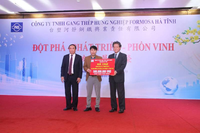 và hỗ trợ 500 triệu đồng cho phong trào “Tết vì người nghèo và nạn nhân chất độc da cam dioxin” do UBMTTQ tỉnh Hà Tĩnh phát động và hỗ trợ 500 triệu đồng cho phong trào “Tết vì người nghèo và nạn nhân chất độc da cam dioxin” do UBMTTQ tỉnh Hà Tĩnh phát động