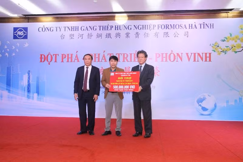 và hỗ trợ 500 triệu đồng cho phong trào “Tết vì người nghèo và nạn nhân chất độc da cam dioxin” do UBMTTQ tỉnh Hà Tĩnh phát động