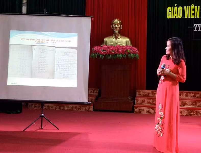 Cô giáo Nguyễn Thị Kim Cúc - Trường Tiểu học Thị trấn Thạch Hà giàu kinh nghiệm, sáng tạo và có năng khiếu viết chữ đẹp. Một trong các giải pháp được cô áp dụng hiệu quả trong nhiều năm qua là rèn tư thế ngồi viết đúng, viết chữ đẹp cho học sinh.