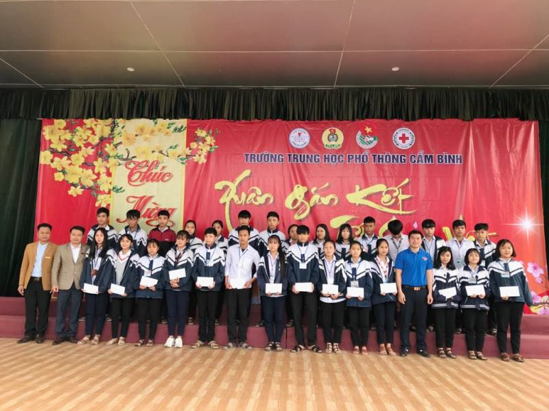 140 suất quà đến với các em học sinh