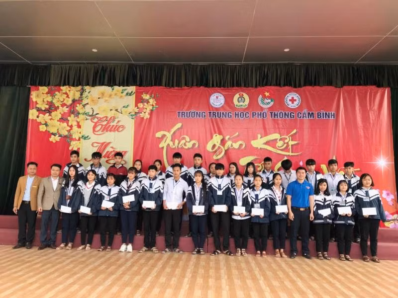 140 suất quà đến với các em học sinh