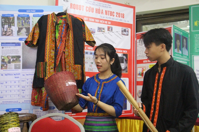 Một trong dự án đạt giải Nhất, thuộc về các bạn trường THPT Phúc Trạch, huyện Hương Khê về dự án "Giữ gìn, phát huy những bản sắc văn hóa của dân tộc Chứt, bản rào Tre".