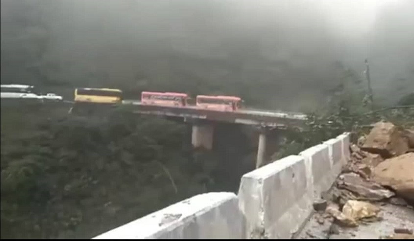 Nhiều phương tiện xe bị đình trệ Nhiều phương tiện xe bị đình trệ