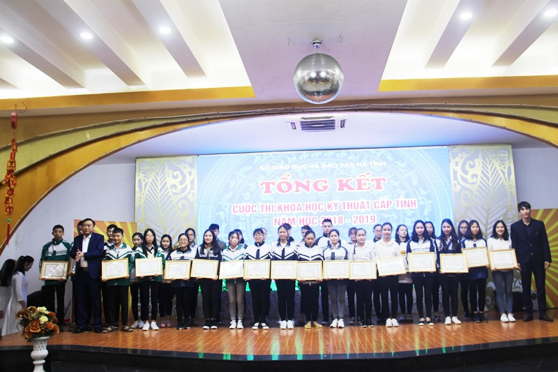 Nhóm tác giả đạt giải Tư