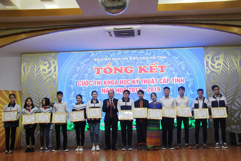 Nhóm tác giả đạt giải Nhất